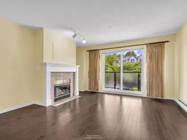 Hallway Photo of 204 876 W 16th Avenue, Vancouver, BC