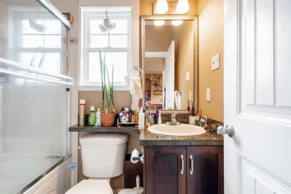 Powder Room Photo of 2849 Lakewood Drive, Vancouver, BC