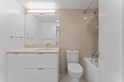 Primary Bathroom Photo of 3012 13675 107a Avenue, Surrey, BC
