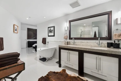 Hallway Photo of 304 1102 Hornby Street, Vancouver, BC