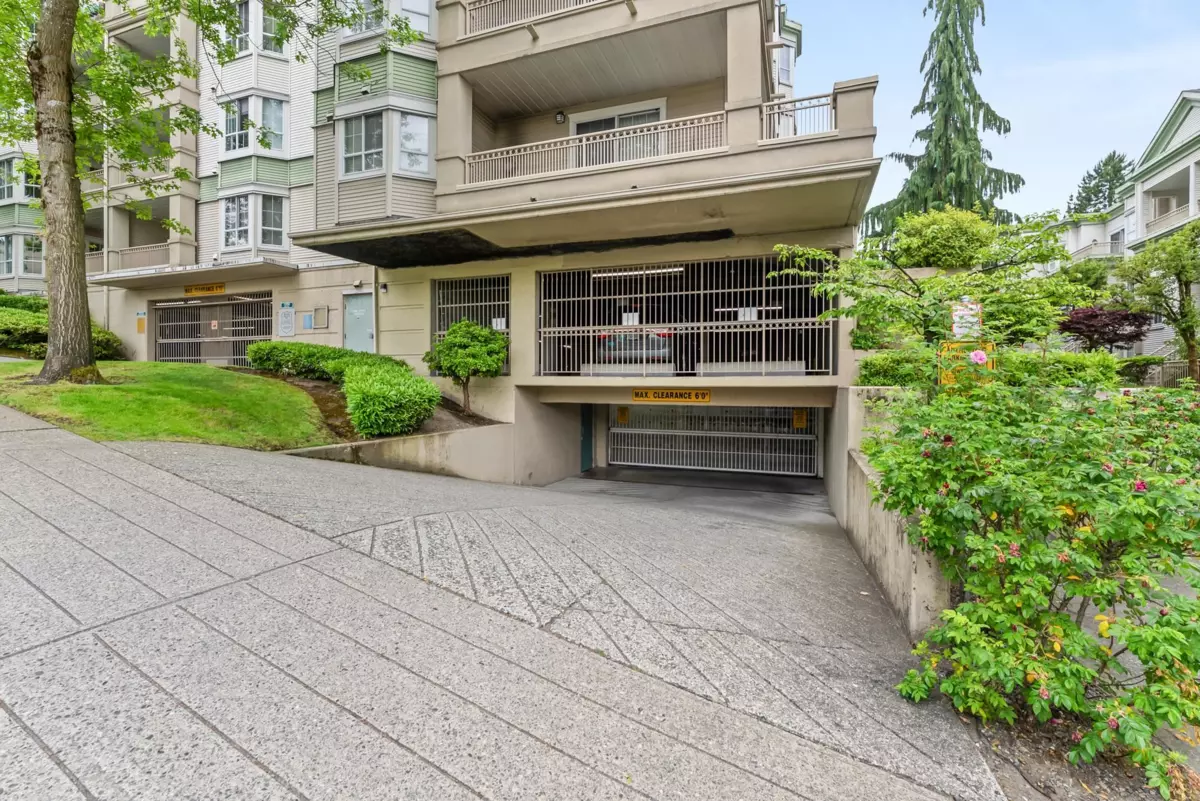 Living Room Photo of 323 15268 W 105 Ave Avenue, Surrey, BC