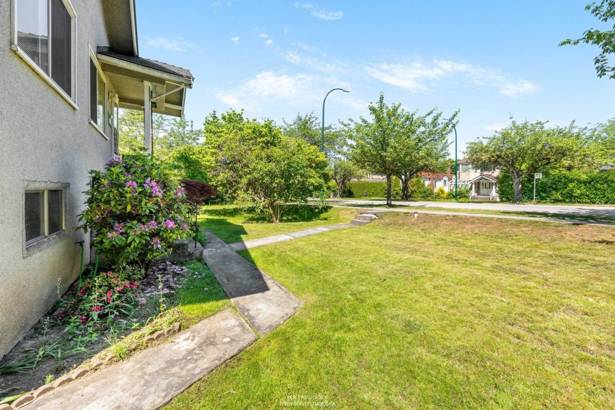 Living Room Photo of 20 W King Edward Avenue, Vancouver, BC