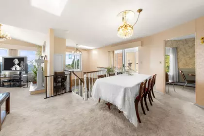 Breakfast Nook Photo of 15655 Semiahmoo Avenue, White Rock, BC
