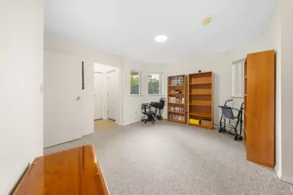 Laundry Room Photo of 15655 Semiahmoo Avenue, White Rock, BC