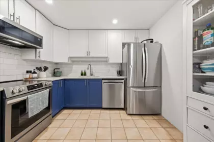Kitchen Island Photo of 411 2059 Chesterfield Avenue, North Vancouver, BC