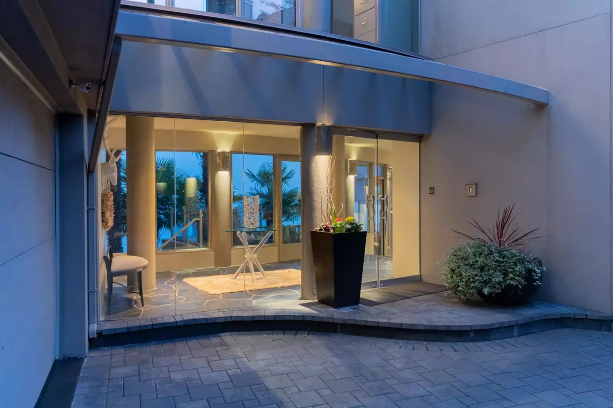 Dining Area Photo of 3912 Marine Drive, West Vancouver, BC
