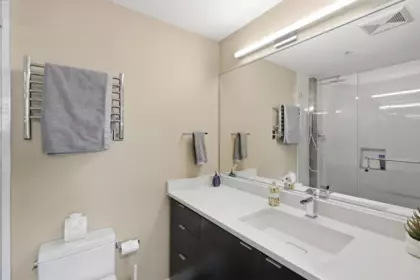 Primary Bathroom Photo of 288 E 11 Avenue, Vancouver, BC