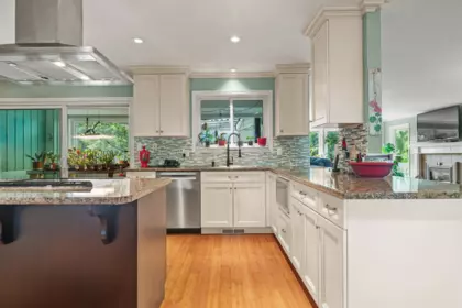 Kitchen Island Photo of 2544 Sunnyside Crescent, Abbotsford, BC