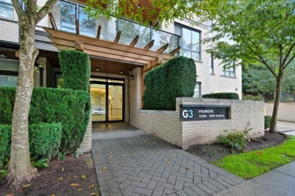 Front Yard Photo of 206 15388 105 Avenue, Surrey, BC