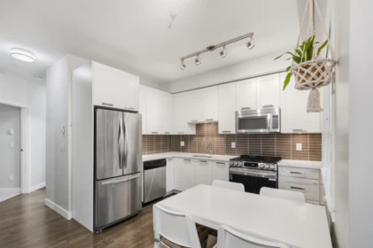 Kitchen Photo of 206 15388 105 Avenue, Surrey, BC