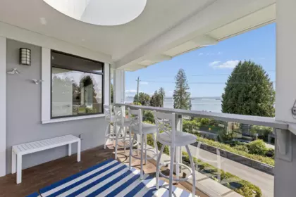 Entry Foyer Photo of 2621 Bellevue Avenue, West Vancouver, BC
