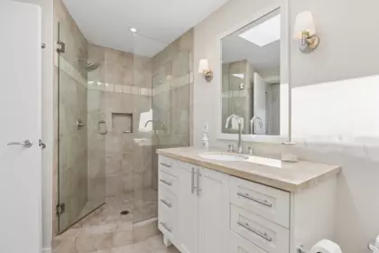 Guest Bathroom Photo of 2621 Bellevue Avenue, West Vancouver, BC