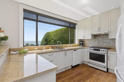 Kitchen Island Photo of 2621 Bellevue Avenue, West Vancouver, BC