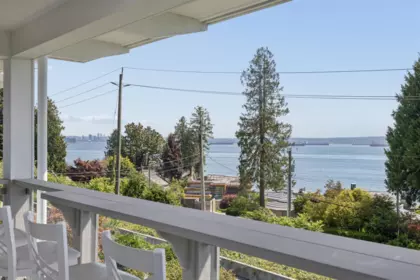Mudroom Photo of 2621 Bellevue Avenue, West Vancouver, BC