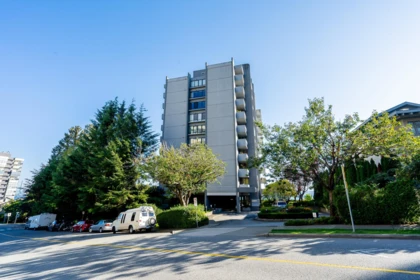 Backyard Photo of 301 1930 Bellevue Avenue, West Vancouver, BC