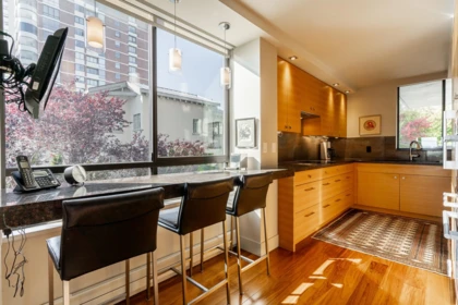 Dining Area Photo of 301 1930 Bellevue Avenue, West Vancouver, BC