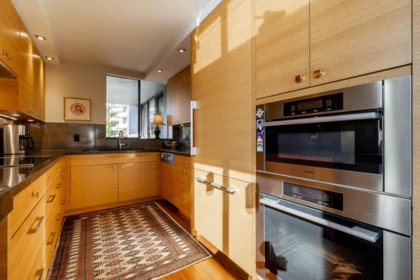 Kitchen Photo of 301 1930 Bellevue Avenue, West Vancouver, BC