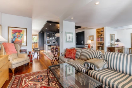 Living Room Photo of 301 1930 Bellevue Avenue, West Vancouver, BC