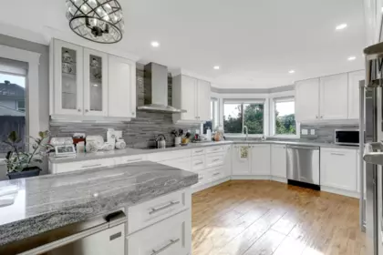 Kitchen Island Photo of 16346 80 Avenue, Surrey, BC