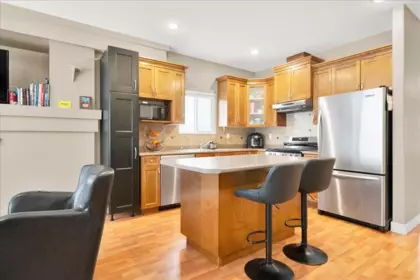 Kitchen Island Photo of 16628 60 Avenue, Surrey, BC