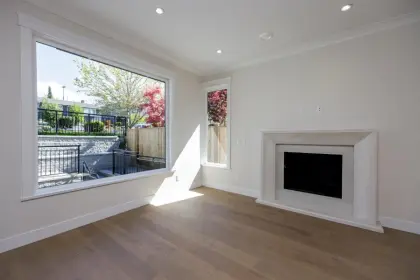 335 E 6th Street, North Vancouver, BC, North vancouver — Half Duplex for sale