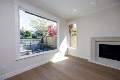335 E 6th Street, North Vancouver, BC, North vancouver — Half Duplex for sale