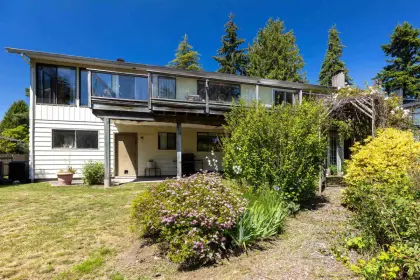 6461 Samron Road, Sechelt, BC, Sechelt — Single Family Residence for sale