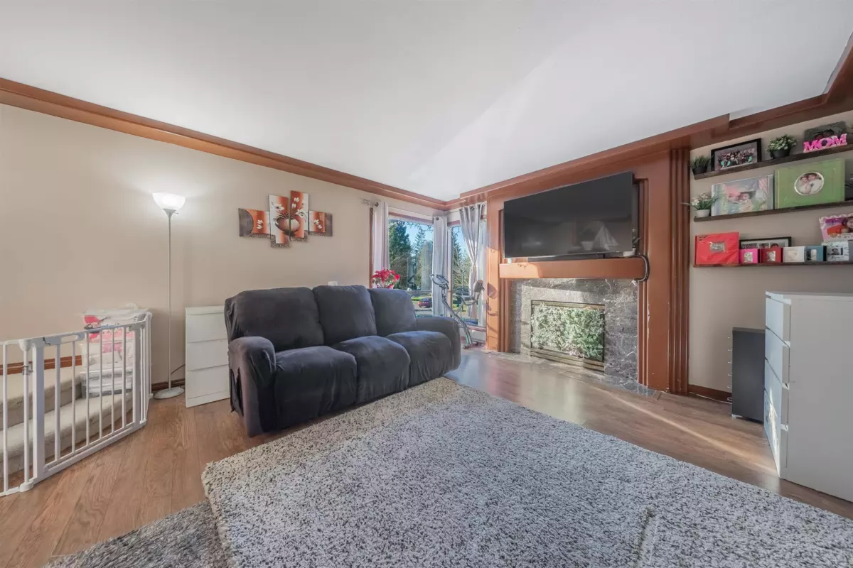 Dining Area Photo of 10560 Holly Park Lane, Surrey, BC
