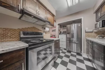 Pantry Photo of 10560 Holly Park Lane, Surrey, BC