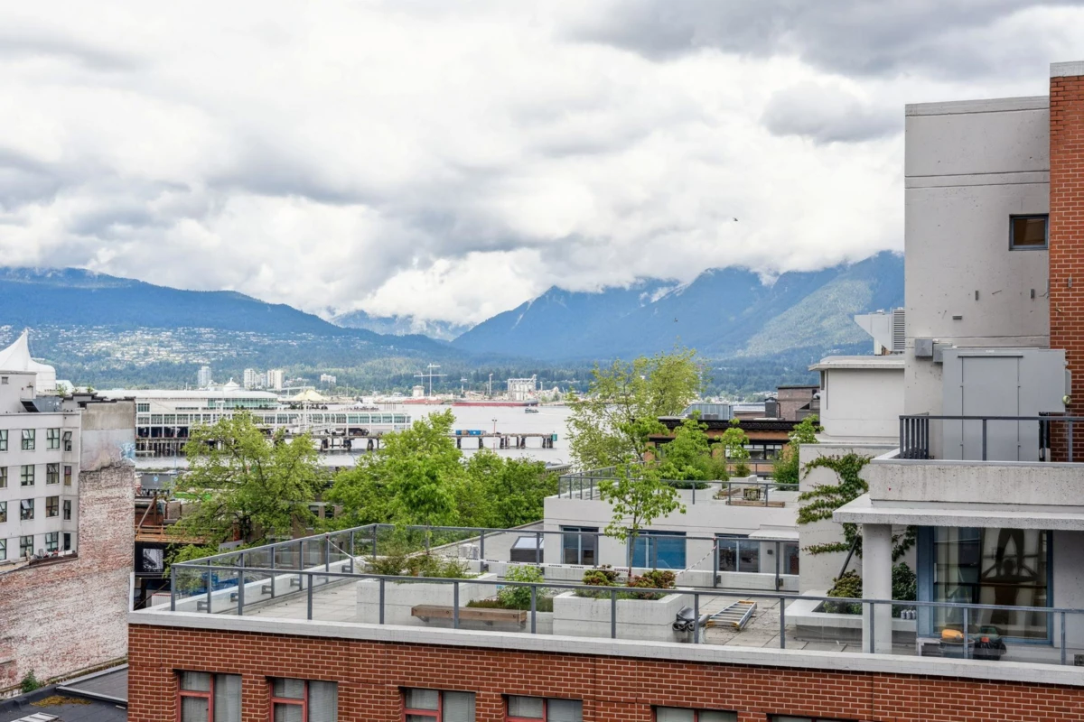 Entry Foyer Photo of 809 66 W Cordova Street, Vancouver, BC
