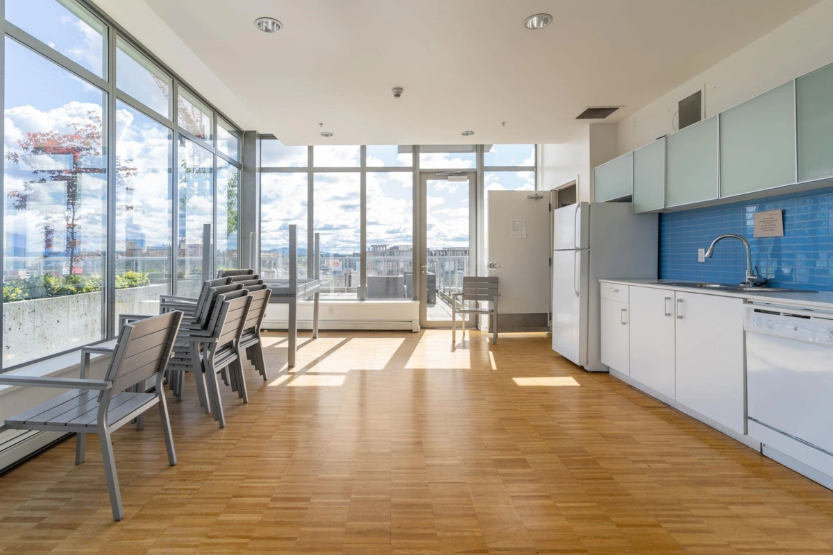 Front Yard Photo of 809 66 W Cordova Street, Vancouver, BC