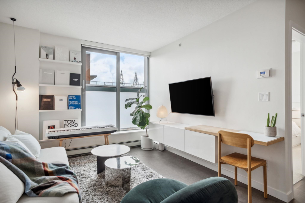 Kitchen Island Photo of 809 66 W Cordova Street, Vancouver, BC
