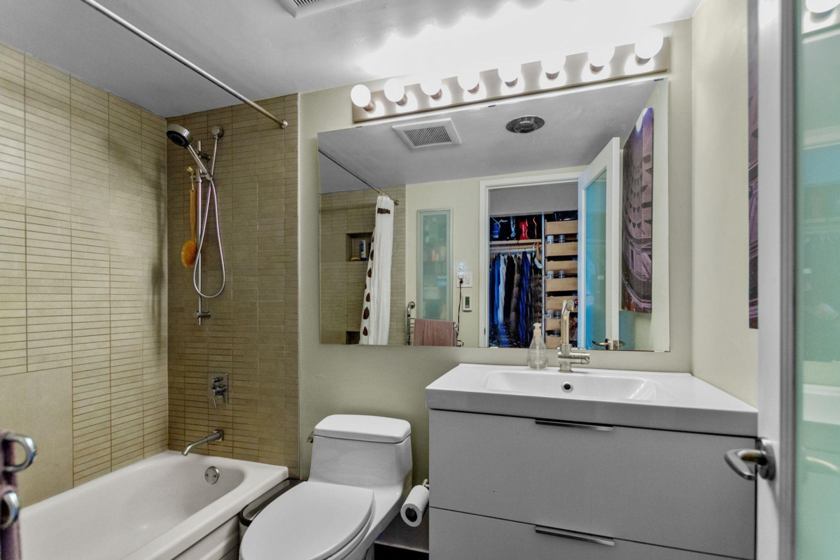 Entry Foyer Photo of 1850 Comox Street, Vancouver, BC