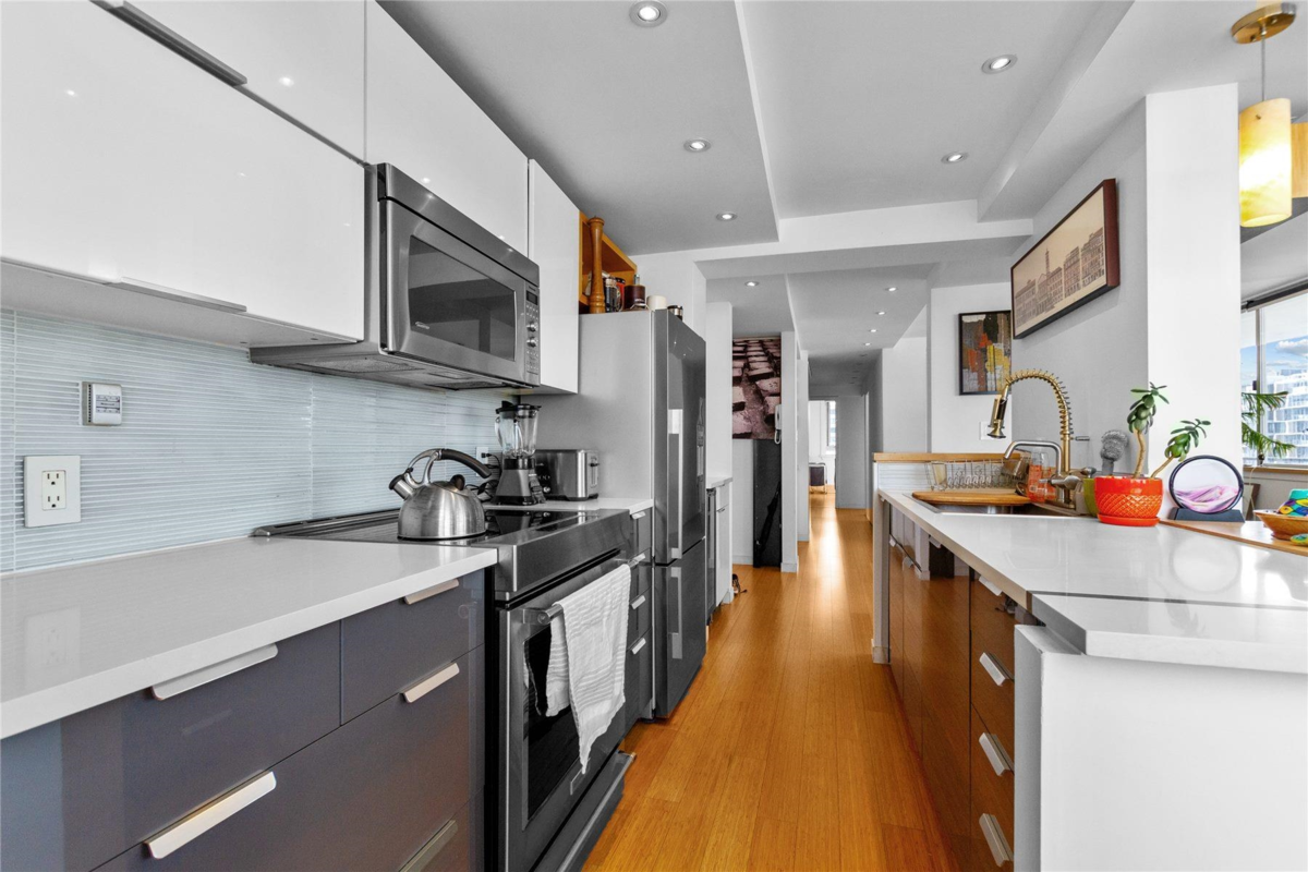 Walk-In Closet Photo of 1850 Comox Street, Vancouver, BC