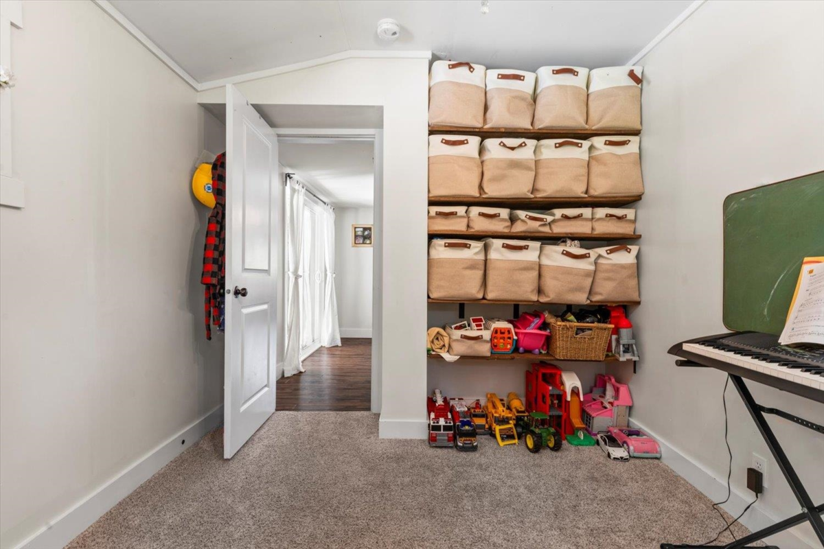 Entry Foyer Photo of 2170 Ashton Road, Agassiz, BC