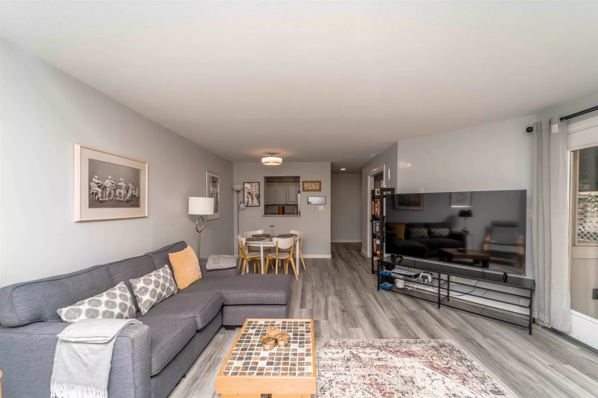 Kitchen Island Photo of 102 33675 Marshall Road, Abbotsford, BC
