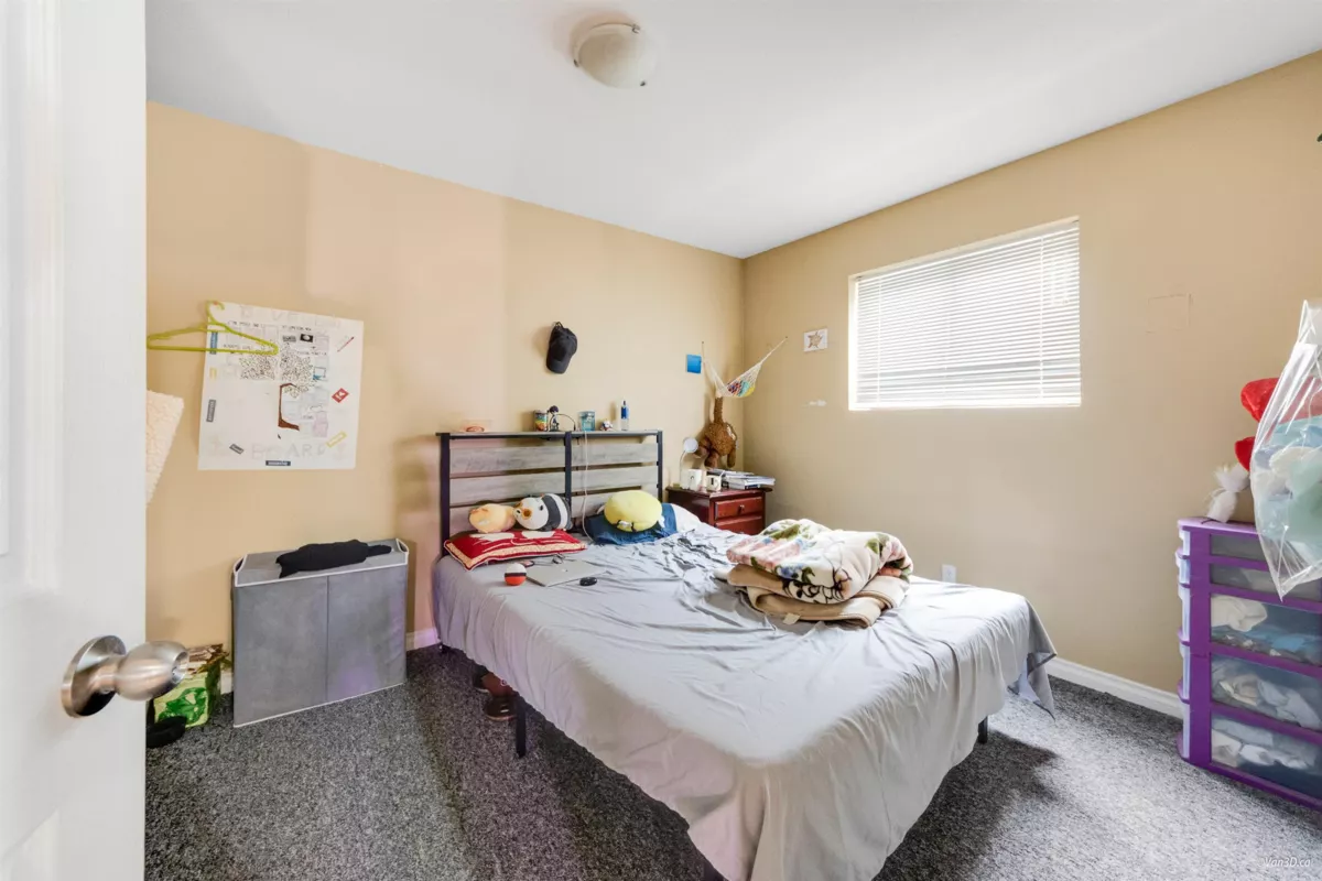 Kitchen Island Photo of 19650 73a Avenue, Langley, BC