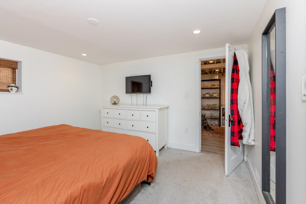Laundry Room Photo of 33479 5 Avenue, Mission, BC