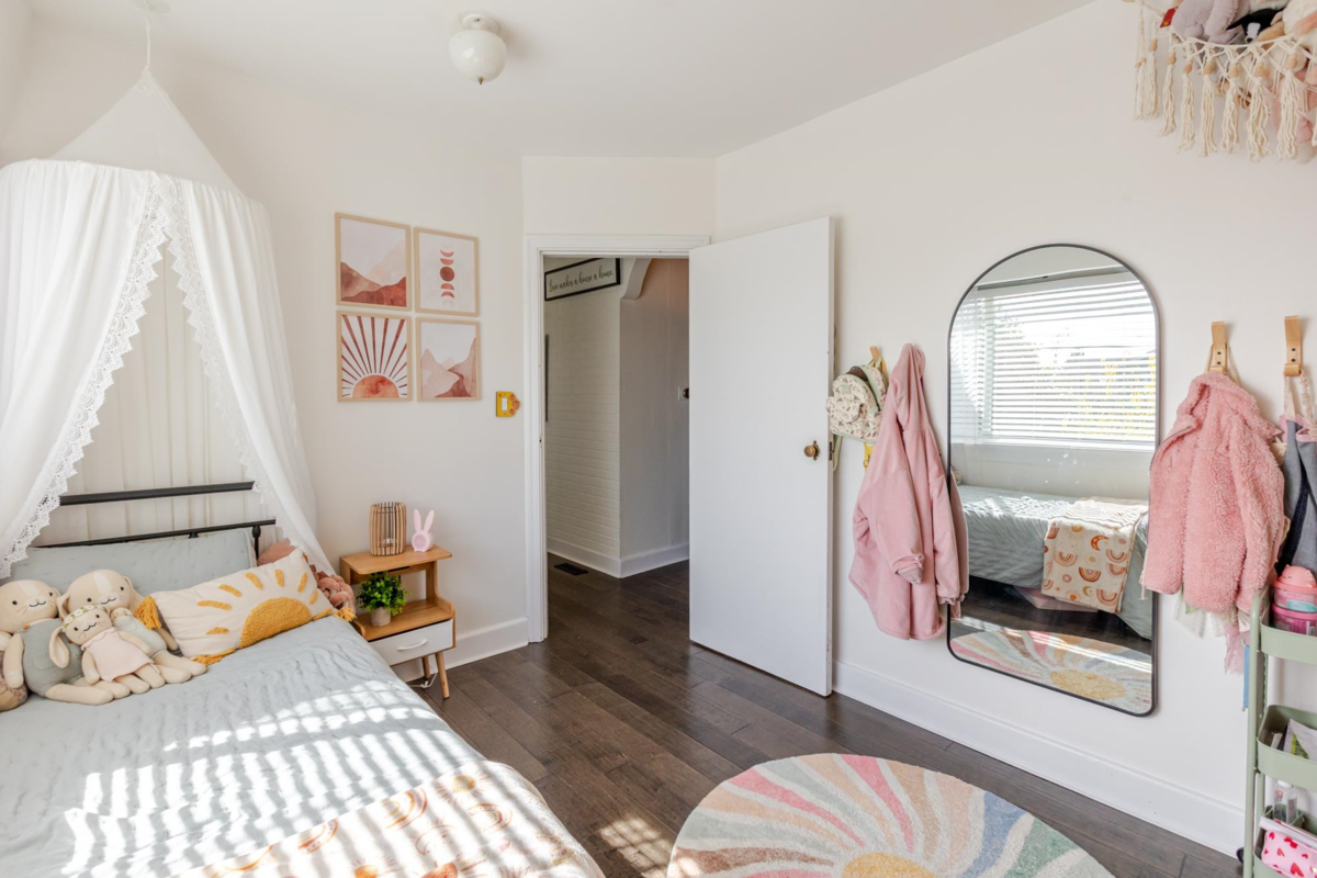 Walk-In Closet Photo of 33479 5 Avenue, Mission, BC