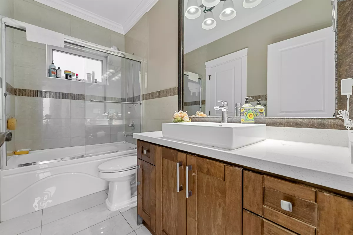 Hallway Photo of 136 E 59th Avenue, Vancouver, BC