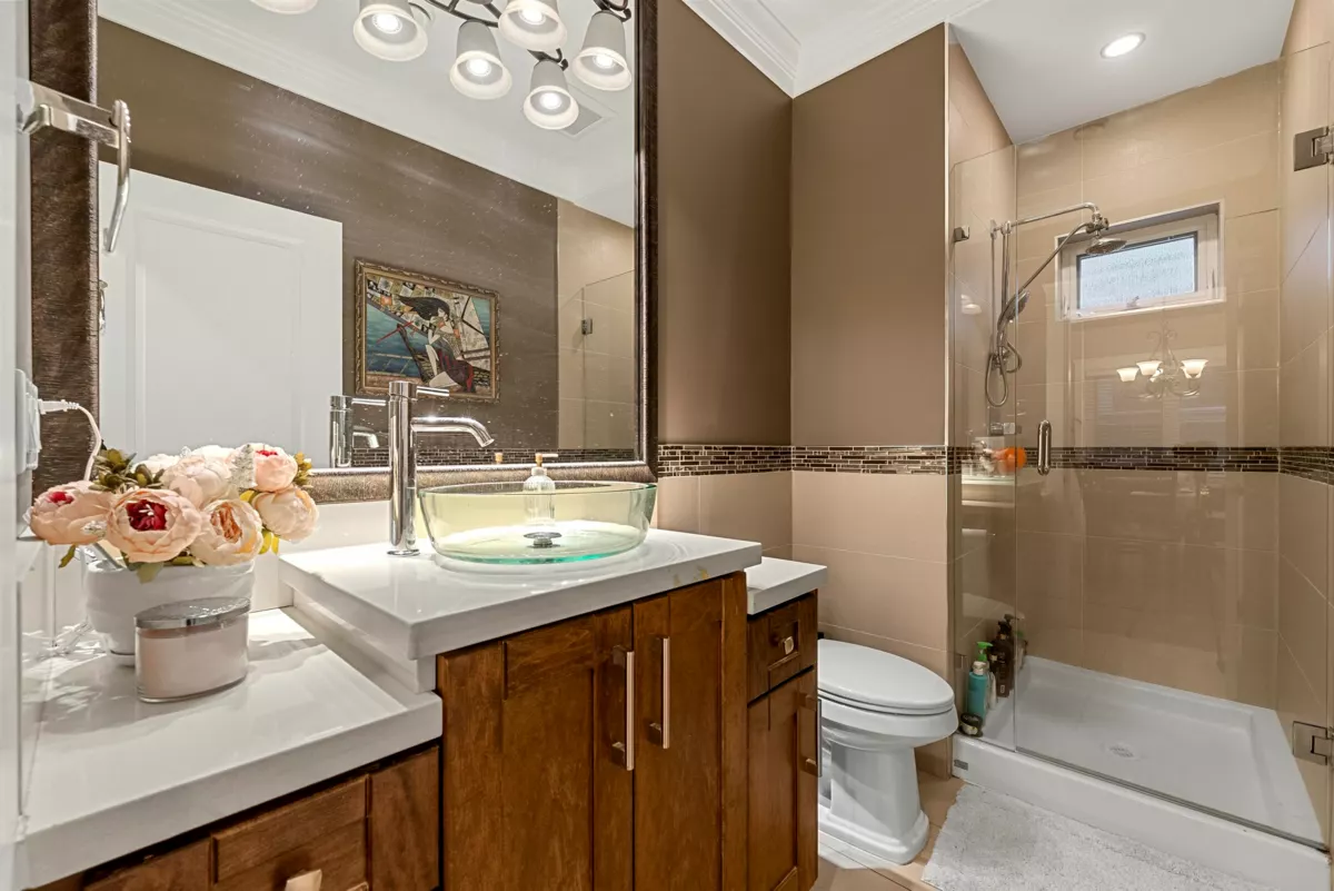 Powder Room Photo of 136 E 59th Avenue, Vancouver, BC