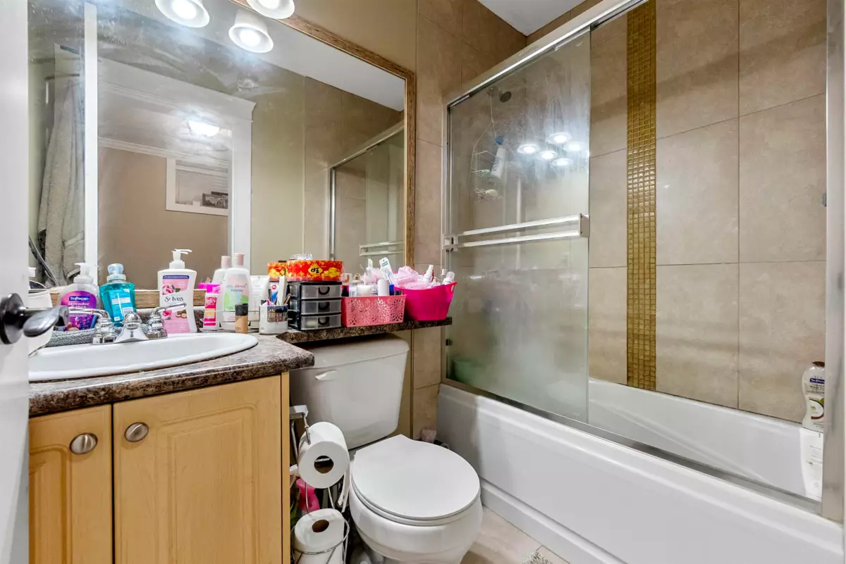 Swimming Pool Photo of 136 E 59th Avenue, Vancouver, BC