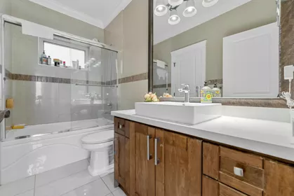 Hallway Photo of 136 E 59th Avenue, Vancouver, BC