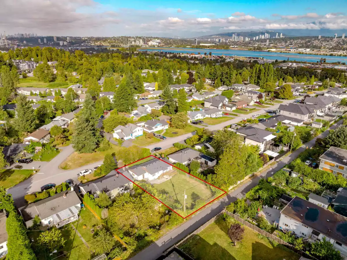 Kitchen Island Photo of 11056 135a Street, Surrey, BC