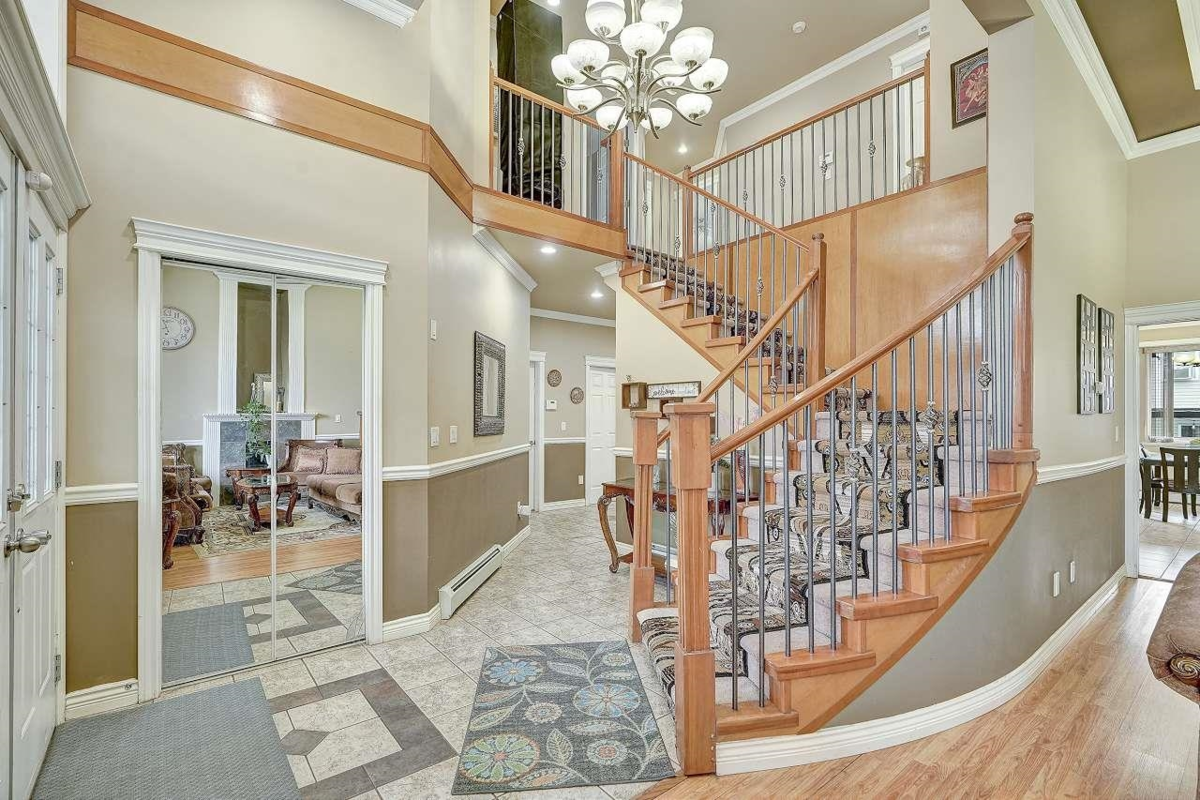 Walk-In Closet Photo of 7869 147a Street, Surrey, BC