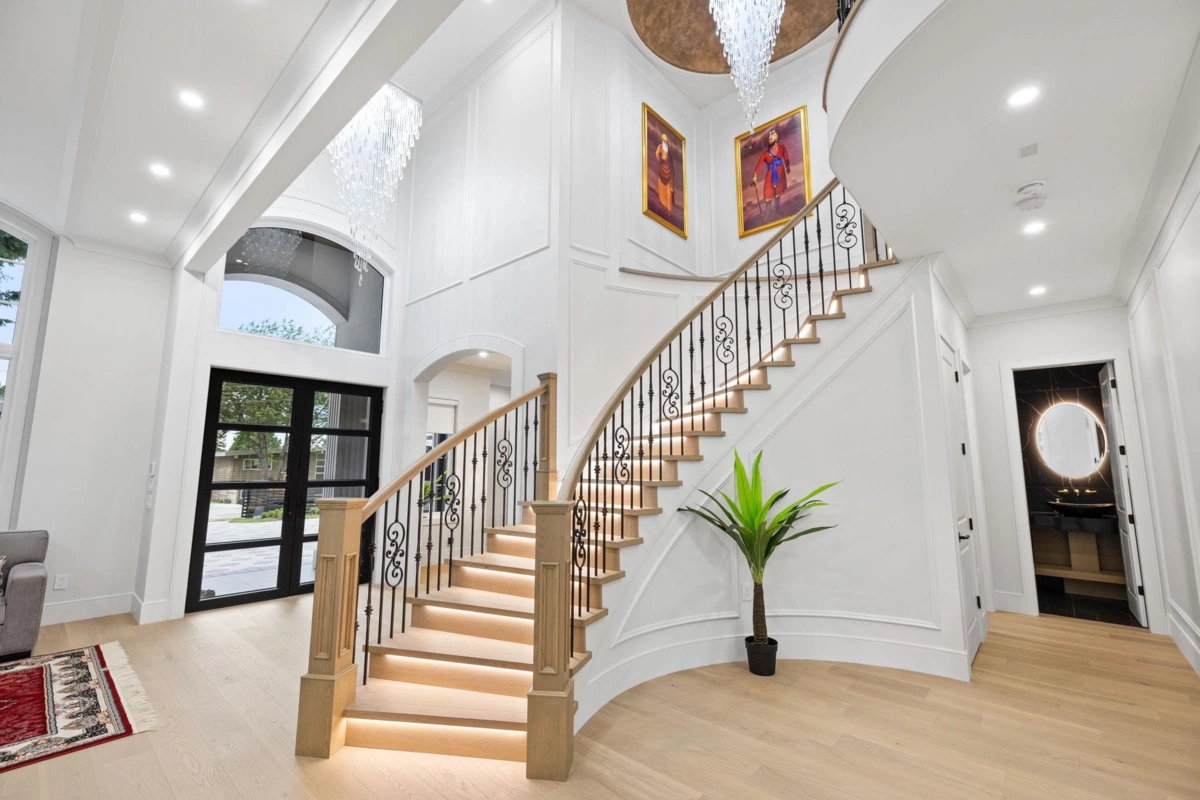 Entry Foyer Photo of 10258 128a Street, Surrey, BC