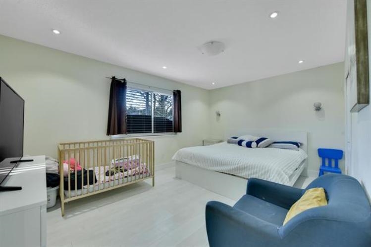 Entry Foyer Photo of 9068 146a Street, Surrey, BC