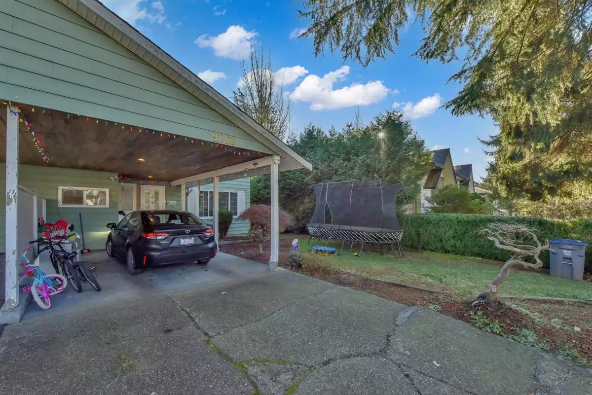 Kitchen Photo of 9068 146a Street, Surrey, BC