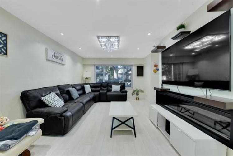 Kitchen Photo of 9068 146a Street, Surrey, BC