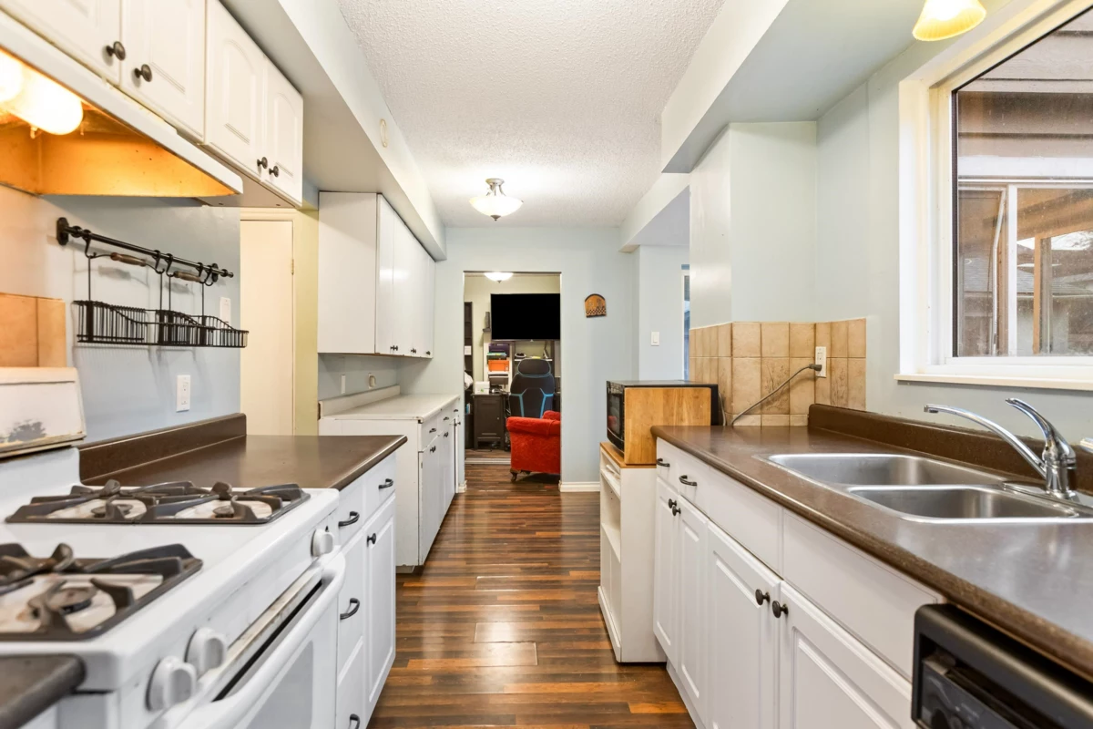 Walk-In Closet Photo of 21127 Wicklund Avenue, Maple Ridge, BC